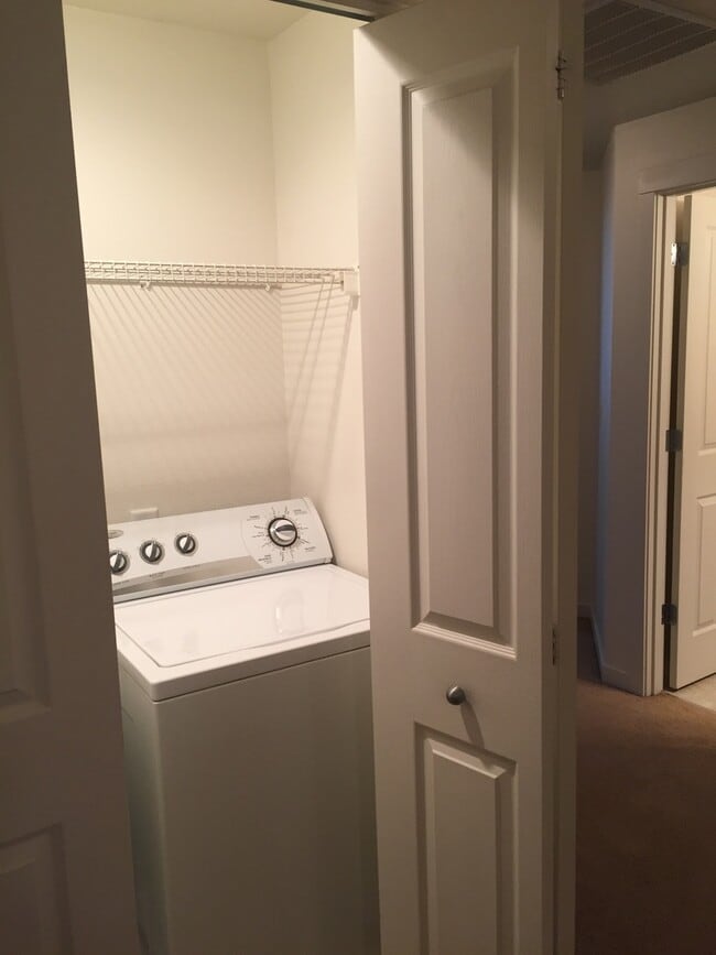 Building Photo - Available 3/23! Spacious 3 Bed/2.5 Bath Home in VAN MALL Area!