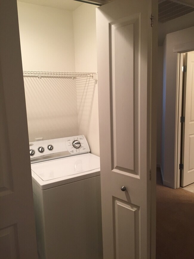 Building Photo - Beautiful 3 Bed/2.5 Bath Home in VAN MALL ...