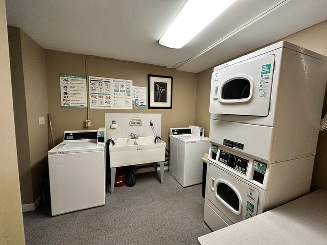Building Photo - Villas of Cascade 2 Bedroom Condo Upper Unit
