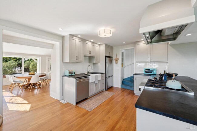 Building Photo - 40 Laurel Ave