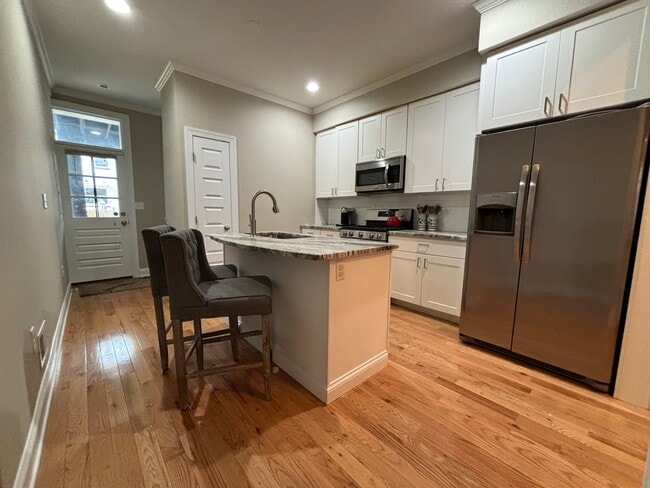 Primary Photo - 143 N Kenwood Ave