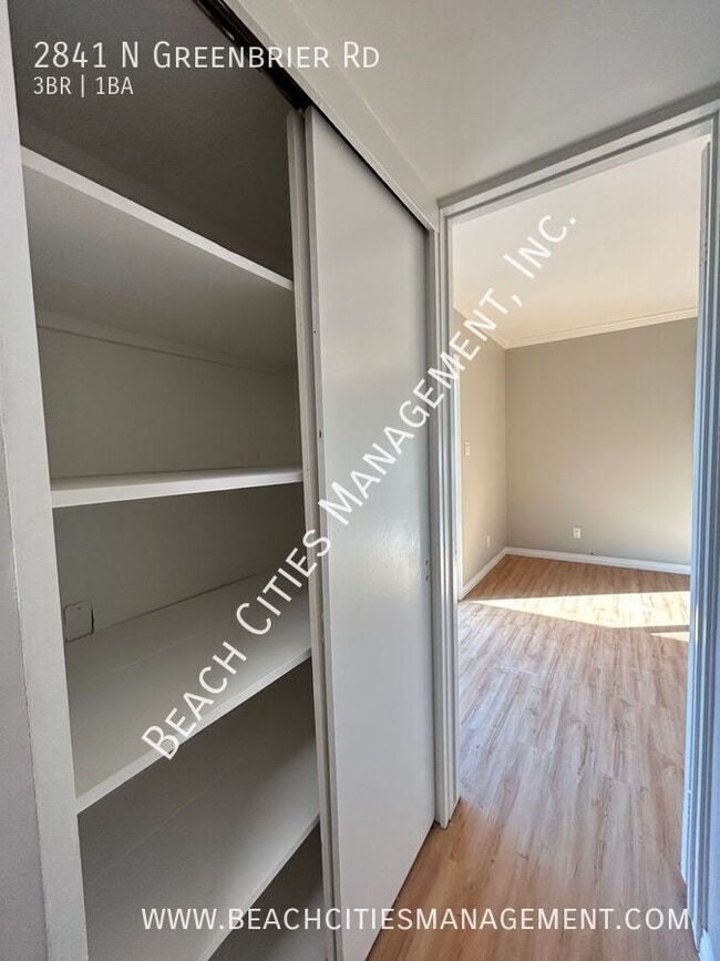 Building Photo - 2841 N Greenbrier Rd