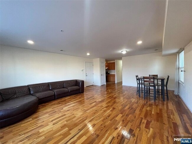 Building Photo - 283-285 Morris Avenue Unit