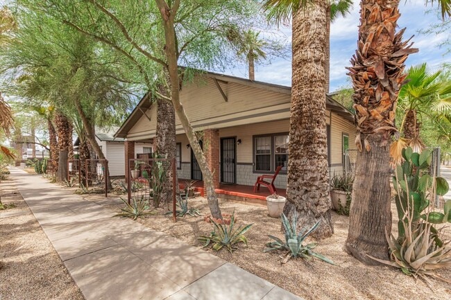 Building Photo - Garfield District 2 Bedroom Townhome | Patio & In-Unit Laundry | Free Rent