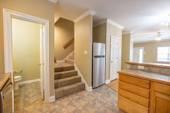 Building Photo - 4 bedroom Townhome Near LSU in a Gated Community