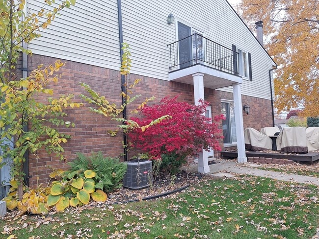 Building Photo - Charming Chesterfield Townhouse