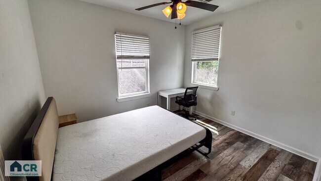 Building Photo - 5bd/2ba Near Campus and Stadium! Text 727-459-4141 for more info!