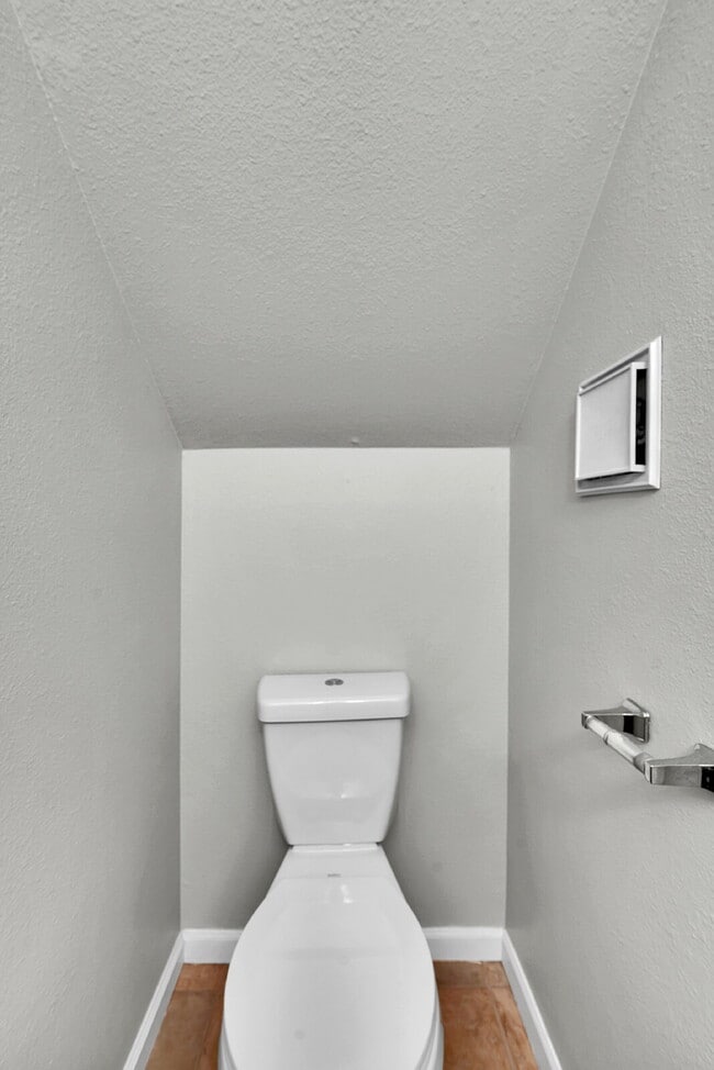 Building Photo - $2,250.00, 2-bed, 2.5 bath, located in Lak...