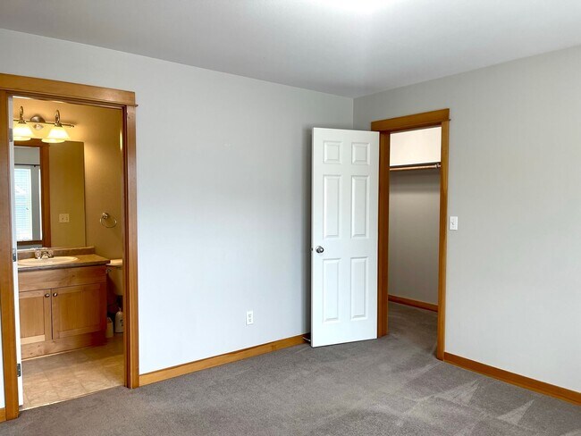 Building Photo - Desirable Downtown Poulsbo Place condo
