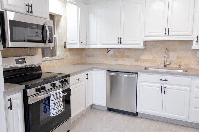 Building Photo - 5464 NE 3rd Ave