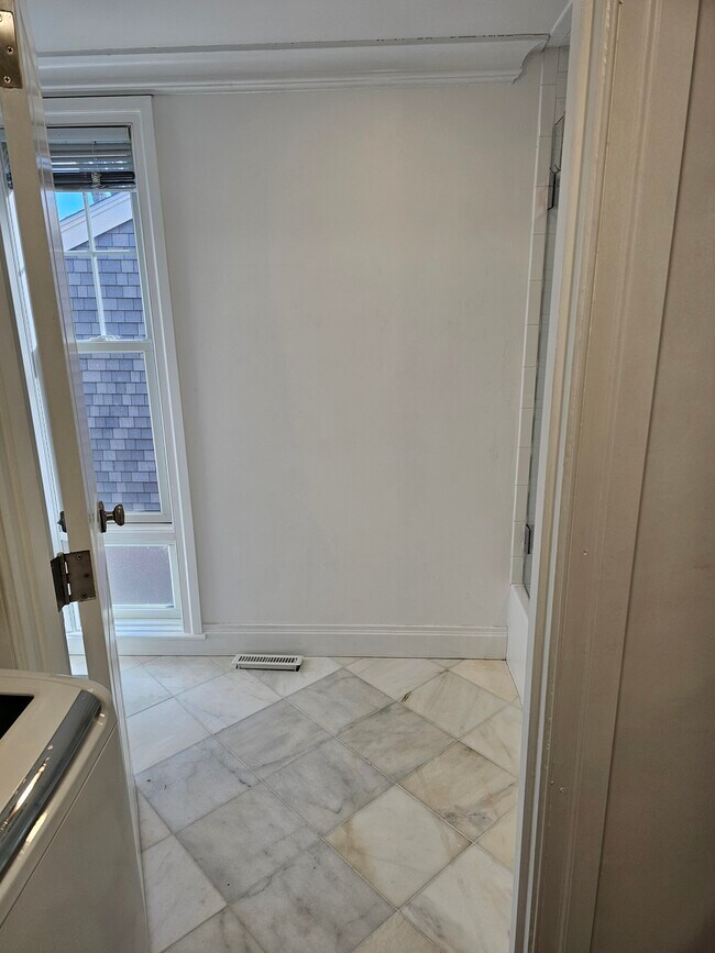 Building Photo - 11 Oak St