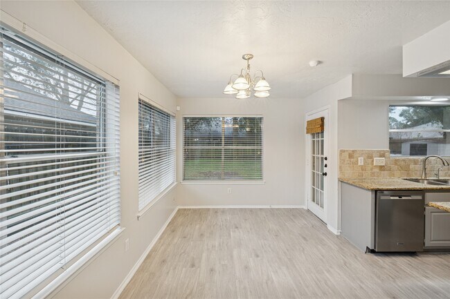 Building Photo - 8610 Lake Crystal Dr