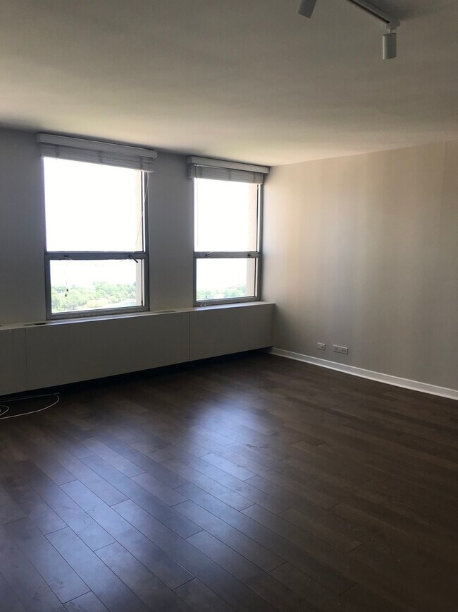 Building Photo - 2626 N Lakeview Ave