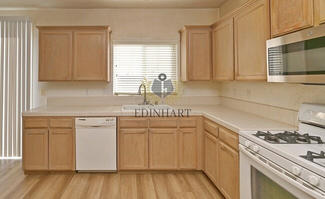 Building Photo - 6083 E Andrews Ave