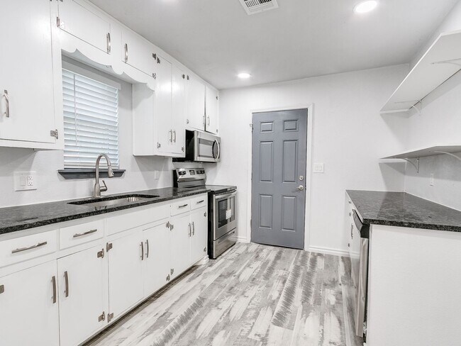 Building Photo - Freshly Renovated | 3 Bed | 2 Bath | Large...