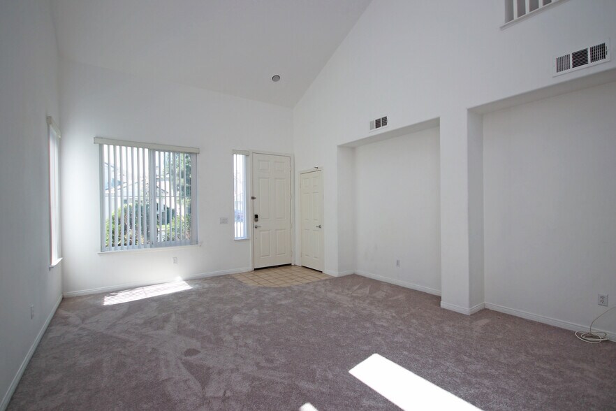 Building Photo - 2911 Spruce Ct