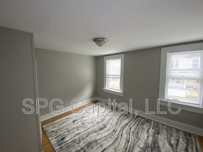 Building Photo - 325 Valley St