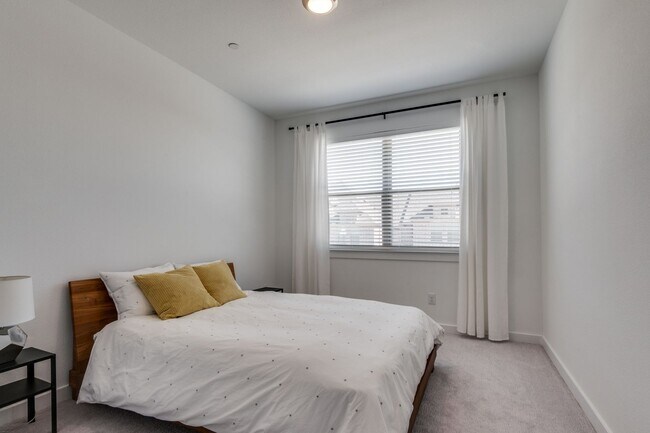 Building Photo - Lovely Las Colinas Townhome