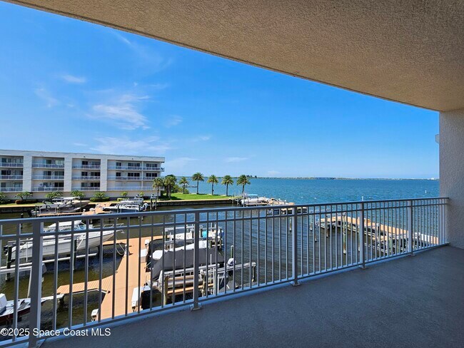 Building Photo - 590 S Banana River Dr