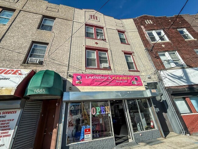 Building Photo - 125 Mallory Ave