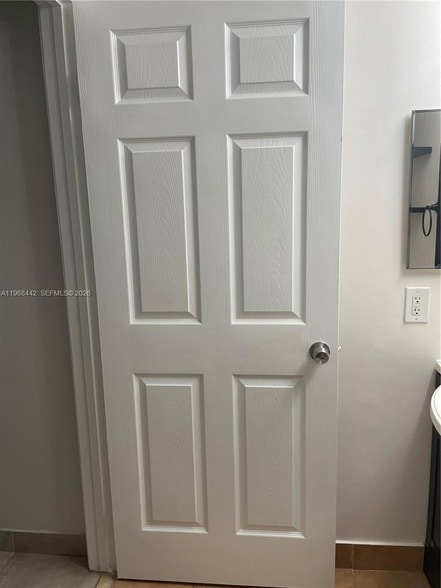 Building Photo - 570 S Park Rd