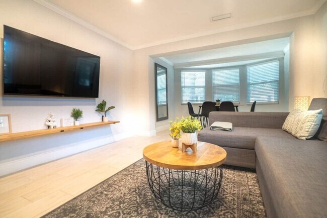 Building Photo - Fully Renovated Home Near Busch Gardens