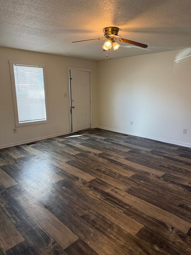 Building Photo - 108 Suzanne Cir