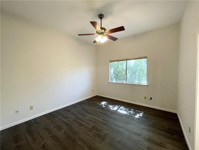 Building Photo - 2305 Darnell Dr