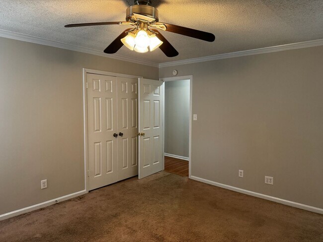 Building Photo - 4 Bedroom 2.5 Bath Home