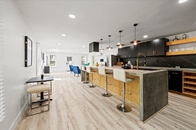 Building Photo - 1324 E 9th St