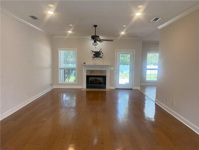 Building Photo - 141 Royal Dr