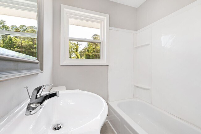 Building Photo - 4943 Fieldcrest Dr