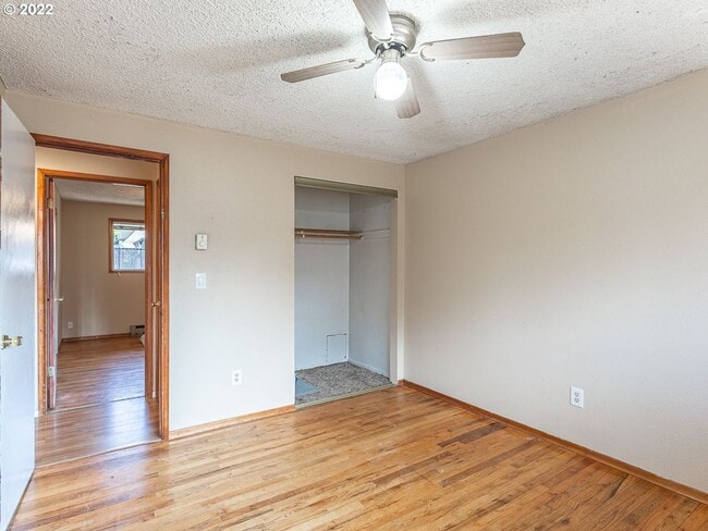 Building Photo - Bright Interior with Generous Bedroom Space – Includes Washer and Dryer