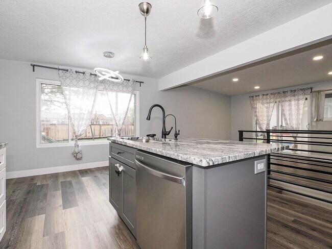 Building Photo - 5 Bedroom, 2.5 Bathrooms Home