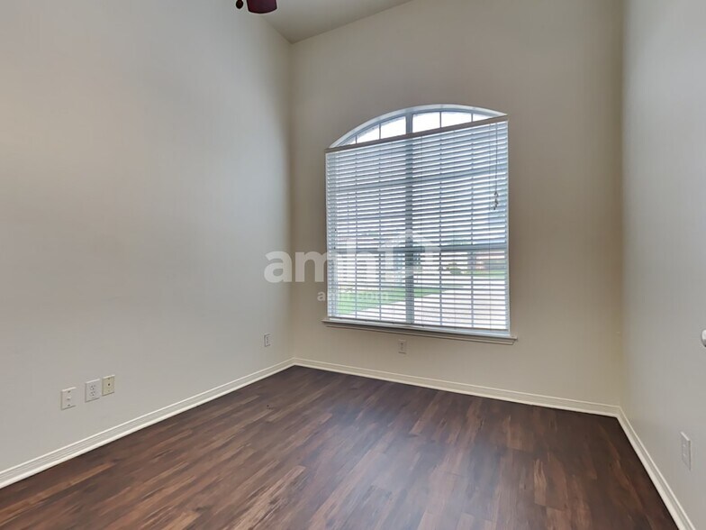 Building Photo - 1304 Carriage Ln