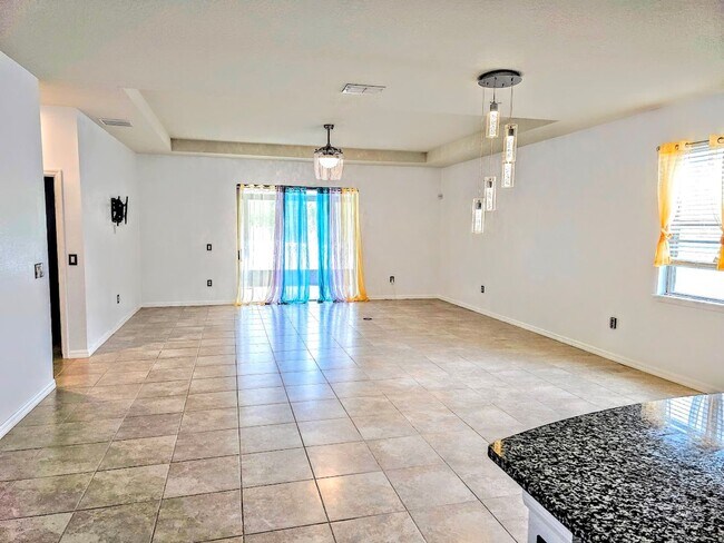 Building Photo - Polk City Gem