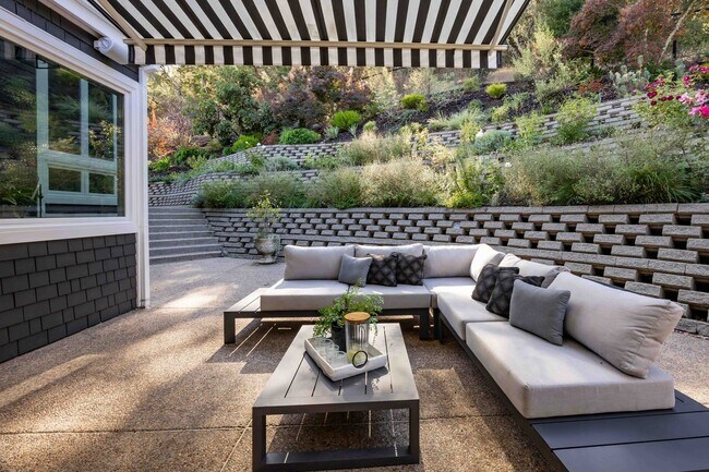 Building Photo - Stunning 4-Bedroom, 4-Bathroom Luxury Home...