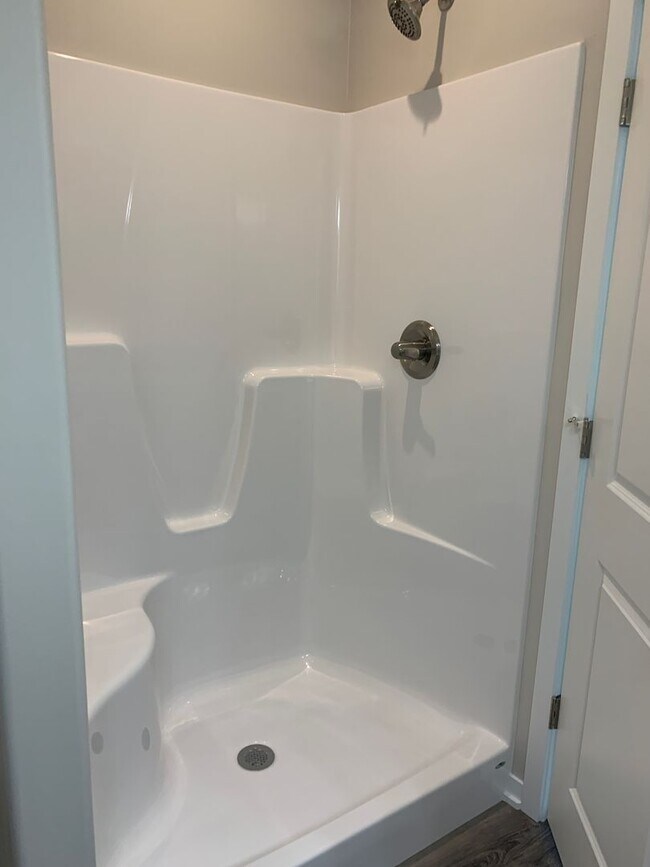 Building Photo - Zero entry ranch townhome with 2 stall garage. Laundry on main level, 2 bedrooms/2.5 bath in SE L...