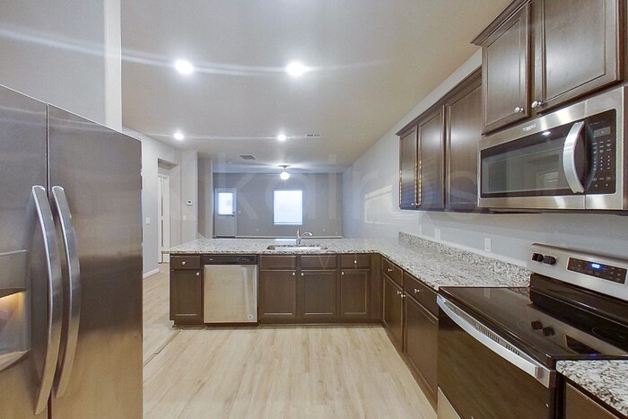Building Photo - 721 St James Pl