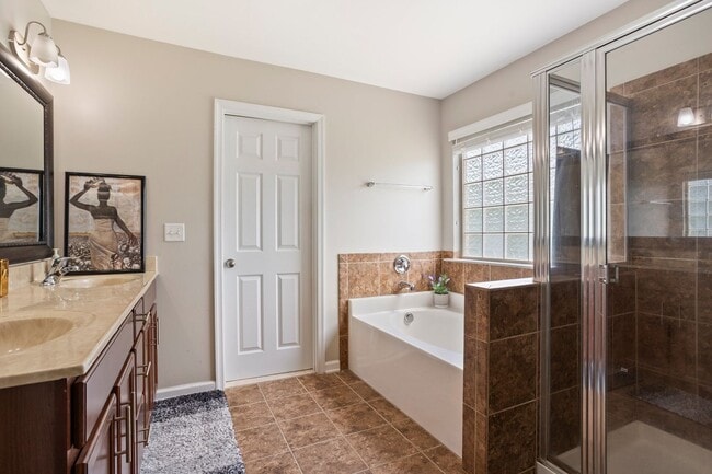 Building Photo - Beautiful 4 Bed 2.5 Bath