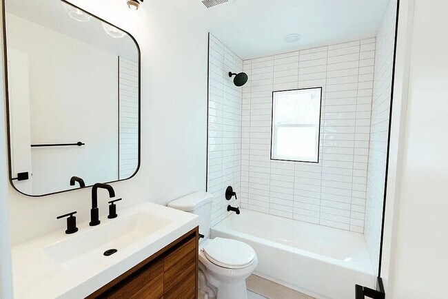 Building Photo - LUX 3BD, 3BA Foothills Home Only 5 Minutes...