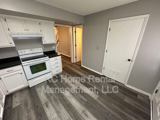 Building Photo - 808 SW Meadowridge Dr