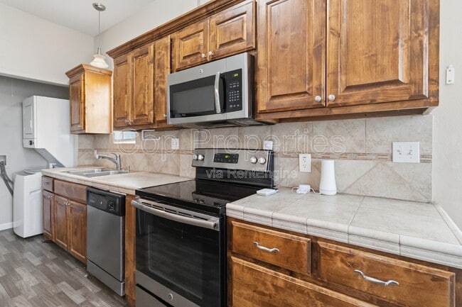 Building Photo - 9140 Sailfish Dr