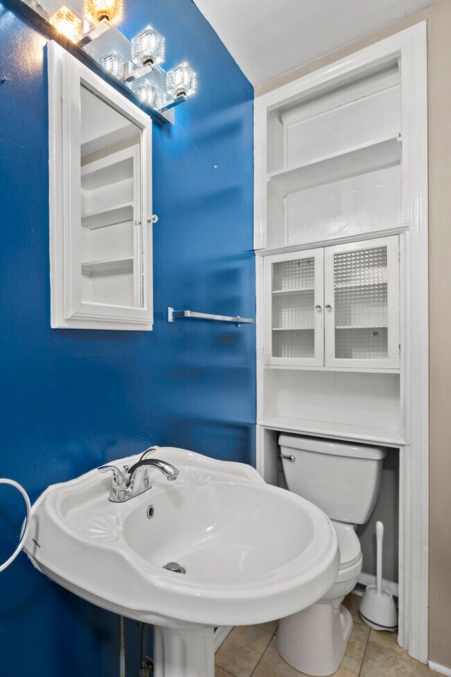 Building Photo - 1109 W 40th St