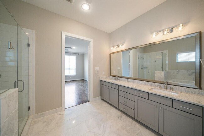 Building Photo - 5815 E Post Oak Ln