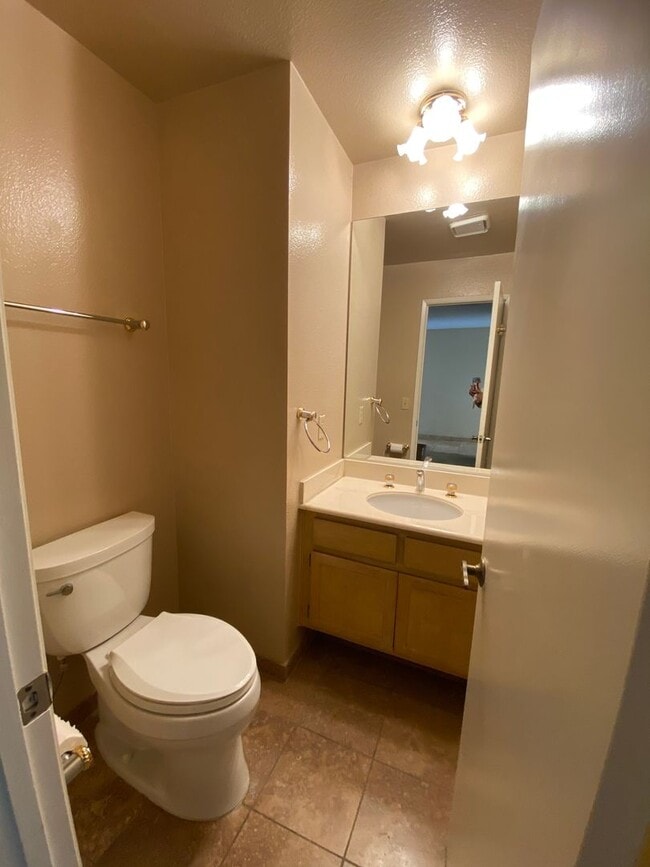 Building Photo - 3 bed, 2 1/2 bath townhome in quiet complex