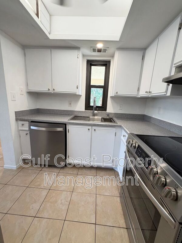 Building Photo - 19505 Quesada Ave
