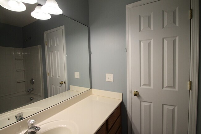 Building Photo - 1364 Walnut Hill Dr