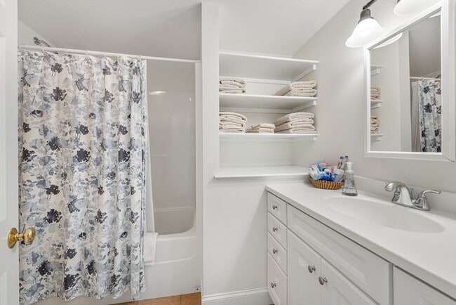 Building Photo - 594 River Rd