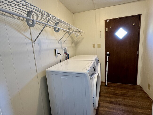 Building Photo - 836 Commerce St